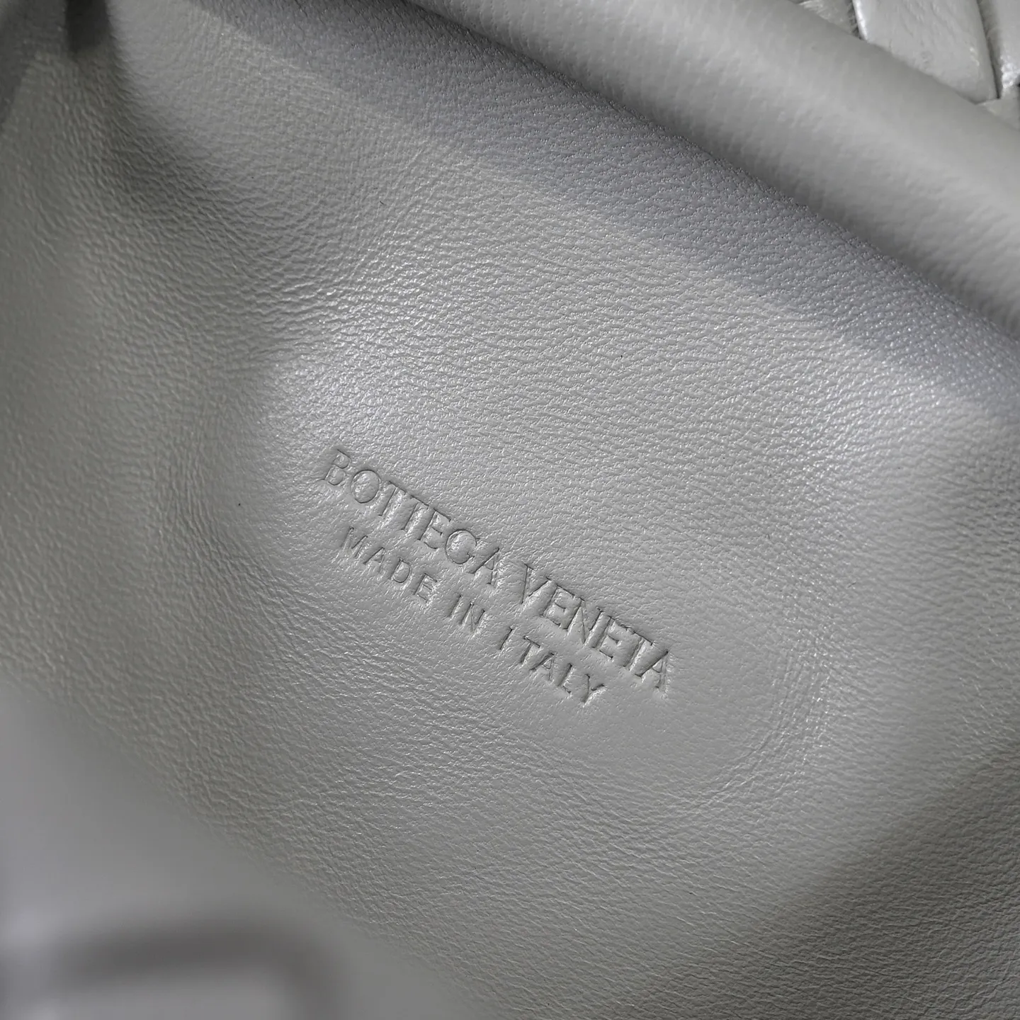 Batch 1880 BOTTEGA VENETA LAUREN 1980 small clutch bag is new! The small size that many people are squatting on is finally here. The self-adjustable zipper is a highlight of this bag. After being removed, it can be used as a handbag for important occasions. One bag unlocks two carrying methods at the same time. It is practical and has a unique sense of structure and beautiful lines. It is more elegant than a small cloud. It is a tribute to the classics and the pursuit of modernity. Style number: 4038 Size: 27*15*8cm